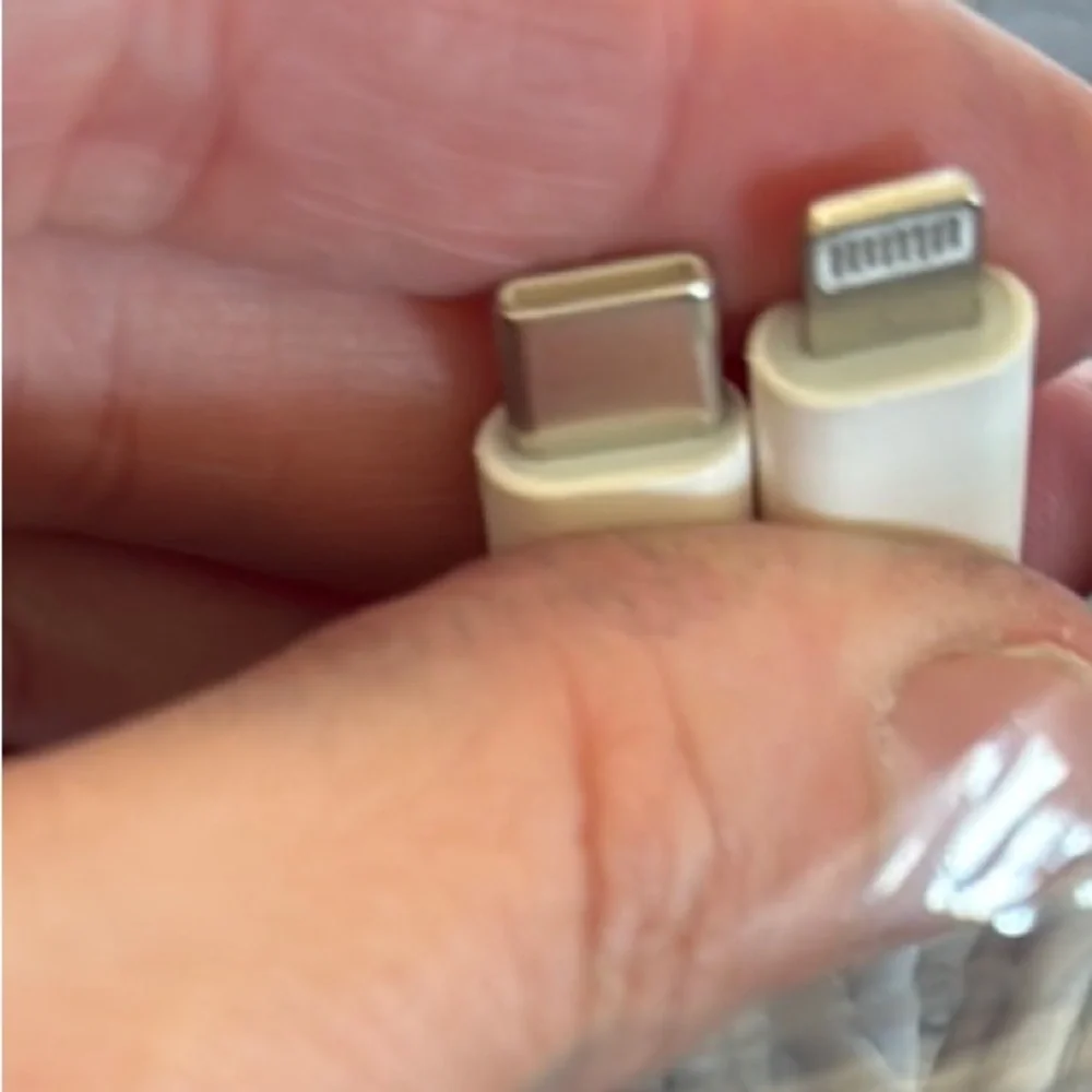 Three USB to Apple (Lightning) Charging Set, and 1 C to Lightning Charging Cord